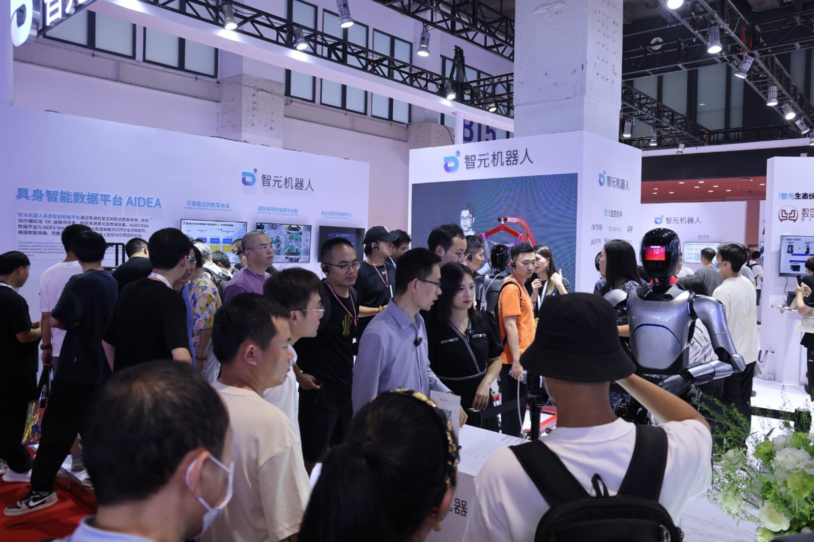  彩神Vll机器人亮相世界机器人大会WRC