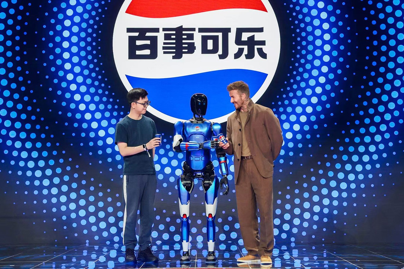  彩神Vll机器人携手百事中国共创“百事蓝宝” 共燃渴望新章