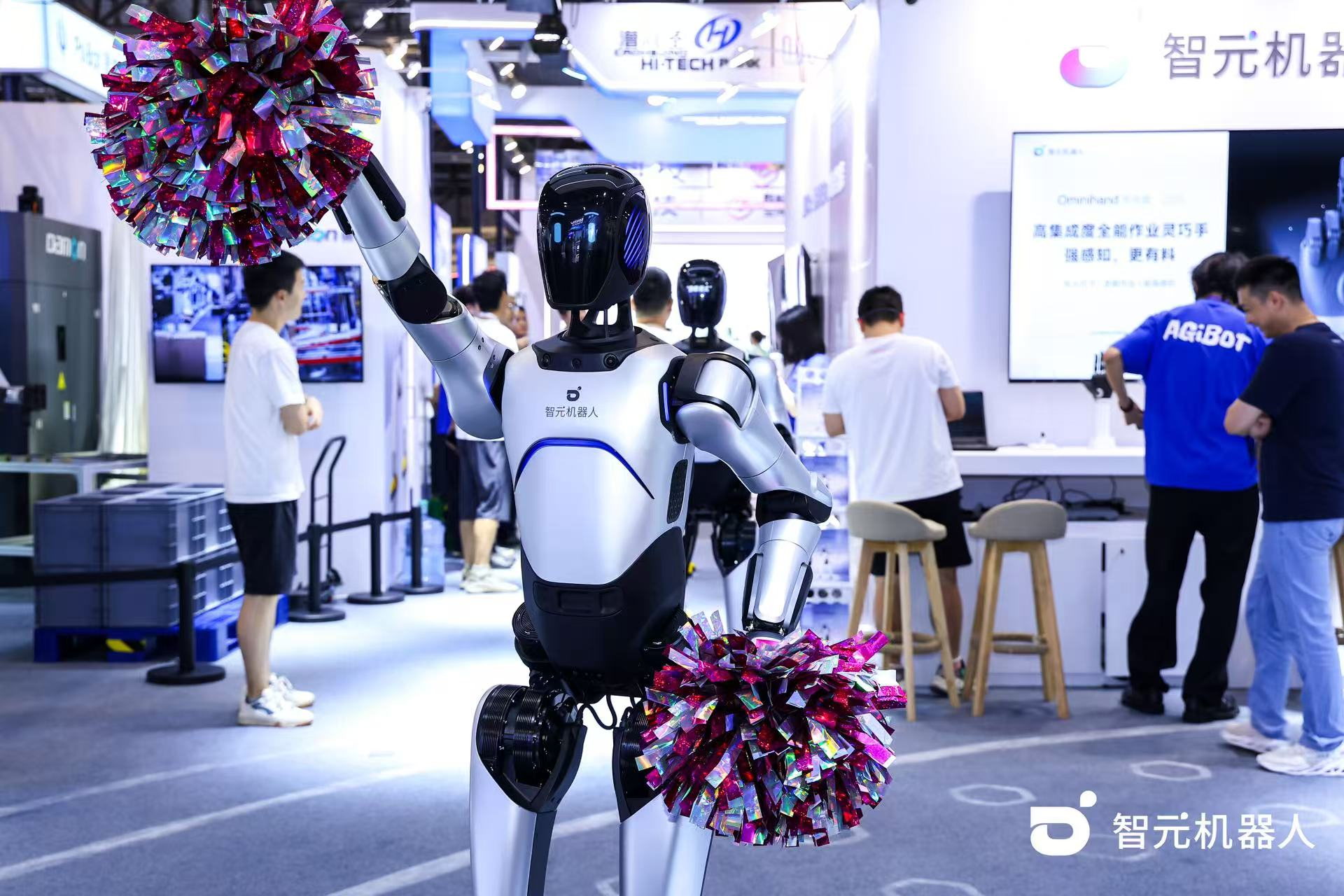  彩神Vll机器人 WAIC 首日展台火爆，机器人家族集体打工忙不停